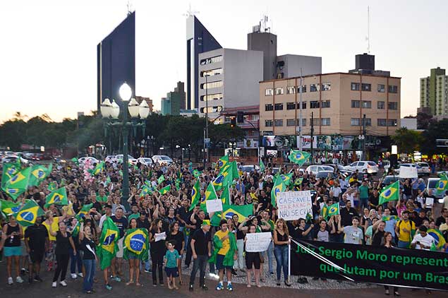 Usando roupas pretas, manifestantes protestam em Cascavel, no Paran