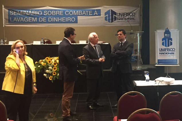 O juiz Sergio Moro chega para palestra em seminário sobre Lavagem de dinheiro da Unafisco, em Curitiba. (Foto Graciliano Rocha/Folhapress)