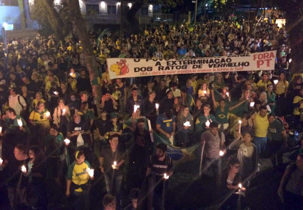 manifestantes em Curitiba 
