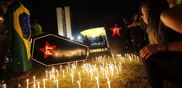 BRASILIA, DF, 17-03-2016, Manifestantes contra o governo da presidenta Dilma, acendem velas em frente ao Palacio do Planalto em protesto contra a posse de Lula como ministro da Casa Civil. (Foto: Diego Padgurschi/Folhapress, PODER)
