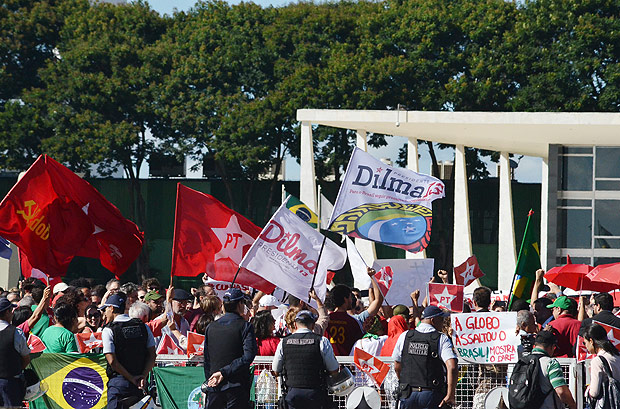 BRASILIA, DF, BRASIL, 17/03/20162015,Manifestaco em brasilia,simpatisantes do goverlo Dilma em frente ao oalacio do planalto . (Foto: Renato Costa/Folhapress, PODER)