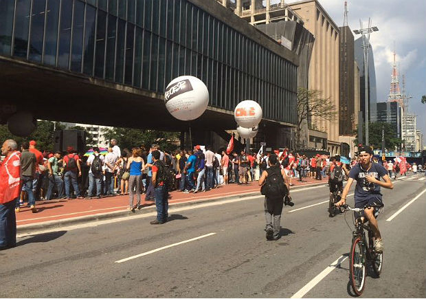 Manifestantes em ato pt-governo fecham a avenida Paulista 