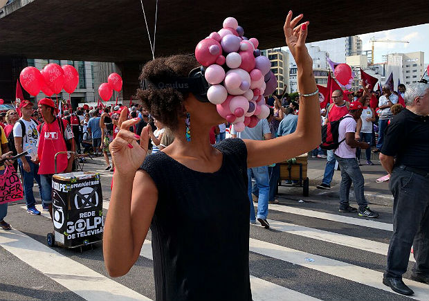 Modelo posa com mscara que faria parte de uma exposio na Fiesp, que abriria nesta sexta e acabou adiada por conta das manifestaes.