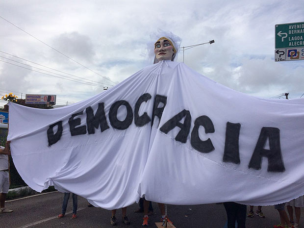 Legenda: Boneco de mais de trs metros vestido de noiva representa a democracia em manifestao em NatalCrdito: Renata Moura/Folhapress