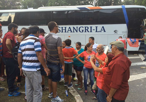 nibus chegam do interior de So Paulo e desembarcam na praa Antnio Benetazzo, atrs do Masp, para a manifestao pr-governo desta sexta (18) 