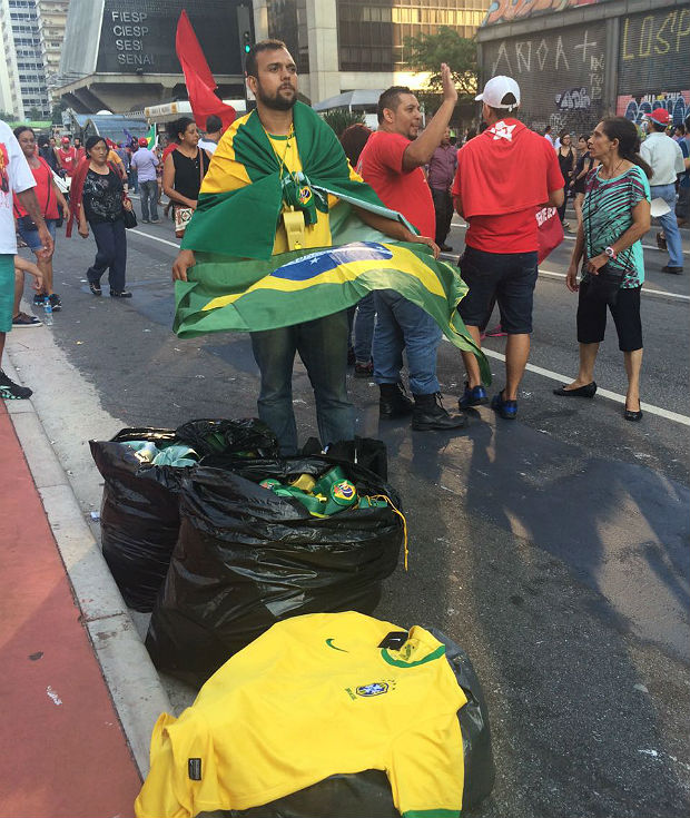 As bandeiras do Brasil esto encalhadas no protesto pr-Dilma, segundo camels