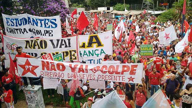 Manifestantes pr-governo se renem na praa Afonso Arinos, no centro de Belo Horizonte