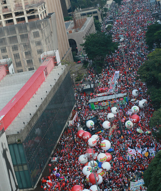 Ato de militantes e centrais sindical a favor da Presidente Dilma Rousseff e de Luiz Inácio LuLa da Silva, na avenida Paulista em frente ao Masp