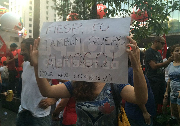 Manifestantes pr-governo ironizam o almoo que a Fiesp ofereceu aos militantes que estavam acampados na Paulista. 
