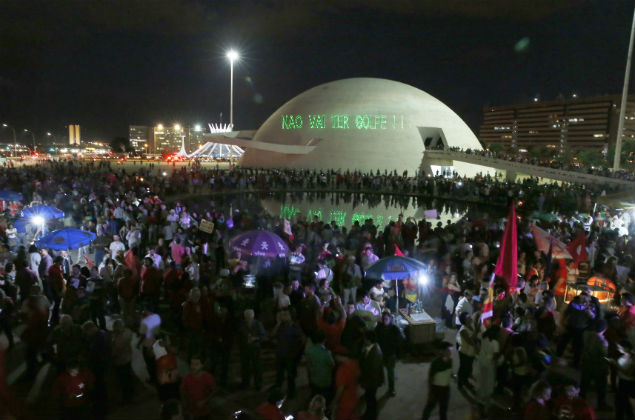 Manifestantes em apoio a Dilma e Lula em frente a Biblioteca Nacional de Brasilia
