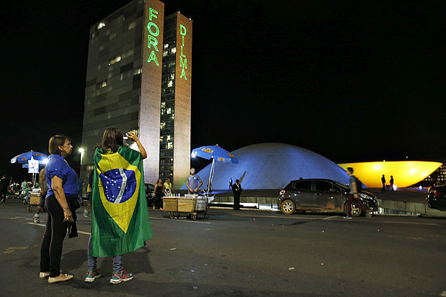 Manifestantes contra o governo da presidente Dilma em ato diante do congresso