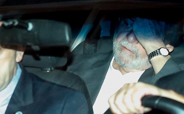 O ex-presidente Lula deixa hotel para se reunir com Dilma no Palácio da Alvorada 