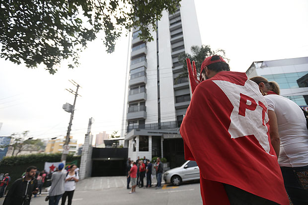 Grupo em apoio ao ex-presidente Lula faz viglia em frente a seu apartamento