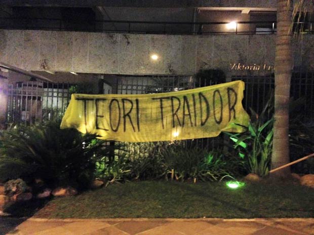 Protesto em frente ao apartamento do ministro Teori Zavascki em Porto Alegre nesta tera-feira (22).Foto: Banda Loka Liberal/Divulgacao