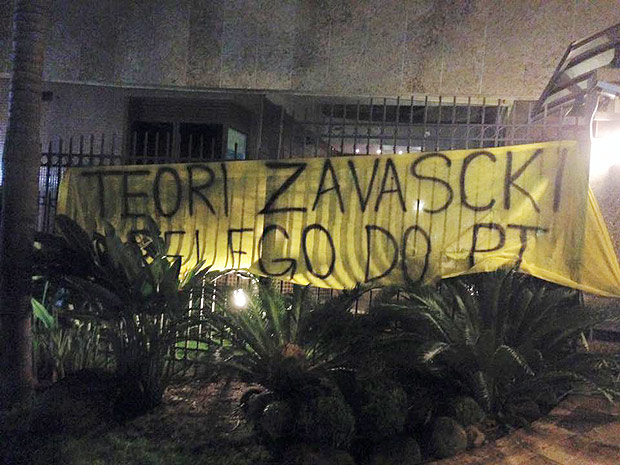 Protesto em frente ao apartamento do ministro do STF Teori Zavascki em Porto Alegre