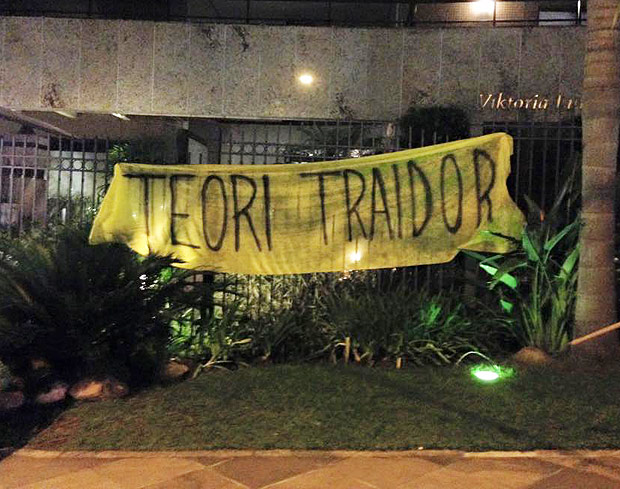 Protesto em frente ao apartamento do ministro do STF Teori Zavascki em Porto Alegre