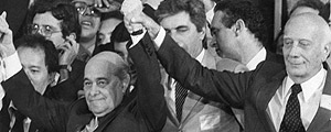 Tancredo Neves comemora eleição indireta a presidente da República, em 1985 – Jorge Araujo/Folhapress Tancredo Neves comemora eleição indireta a presidente da República, em 1985 – Jorge Araujo/Folhapress