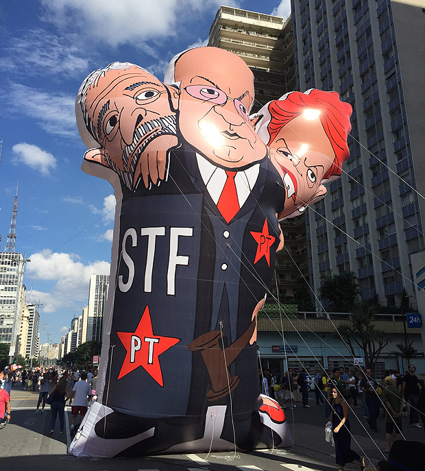 Boneco inflável erguido na av. Paulista mostra o ministro do STF Teori Zavascki 'protegendo', Lula e Dilma Rousseff ***DIREITOS RESERVADOS. NO PUBLICAR SEM AUTORIZAO DO DETENTOR DOS DIREITOS AUTORAIS E DE IMAGEM***