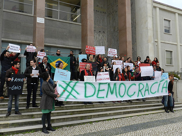 Grupo protesta no 4 Seminrio Luso-brasileiro de Direito, em Portugal