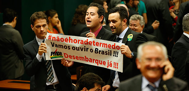 Filiados ao PMDB carregam faixas pedindo a sada do partido do governo de Dilma Rousseff (PT)