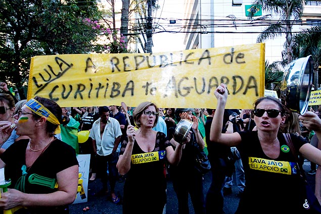 Manifestantes contrários ao governo exaltam "República de Curitiba" em protesto em março no Paraná