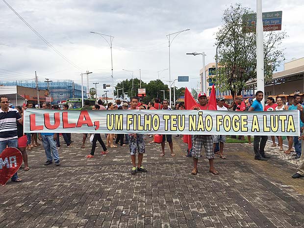 Crditos: Yala Sena/Folhapress Legenda: Manifestantes sem terra em ato a favor do governo federal em Teresina