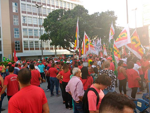 Crdito: Victor Vieira/Folhapress Legenda: Manifestantes se renem a favor do governo federal em Aracaju