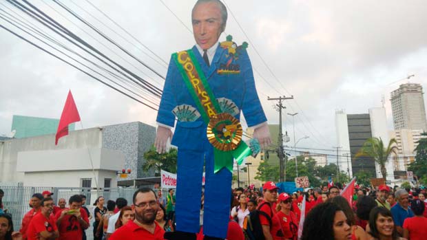 Crdito: Kleber Nunes/FolhapressLegenda: Boneco de "Temer golpista"  erguido em protesto no Recife