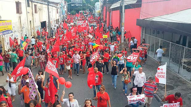 Crdito: Isabel Figueiras/FolhapressLegenda: Marcha vermelha da Frente Brasil Popular em Fortaleza a favor do governo federal