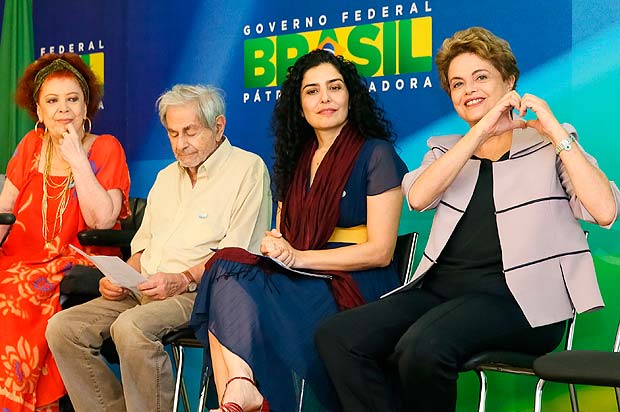 (160331) -- BRASILIA, marzo 31, 2016 (Xinhua) -- Imagen cedida por la Presidencia de Brasil de la presidenta brasilea Dilma Rousseff (d), participando en una reunin con intelectuales y artistas brasileos, en el Palacio de Planalto, en Brasilia, Brasil, el 31 de marzo de 2016. El jueves, intelectuales y artistas brasileos participaron en un encuentro con la presidenta Dilma Rousseff en el que expresaron su respaldo al gobierno de la presidenta, de acuerdo con informacin de la prensa local. (Xinhua/Roberto Stuckert/Presidencia de Brasil) (ah) (ce)