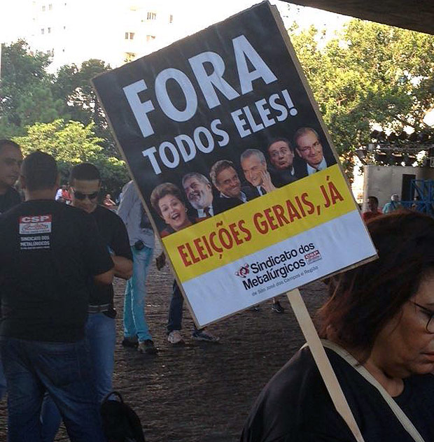 Movimentos de esquerda fazem manifestao contra Dilma e contra o impeachment 