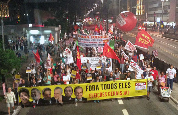 Movimentos de esquerda fazem manifestao contra Dilma e contra o impeachment 