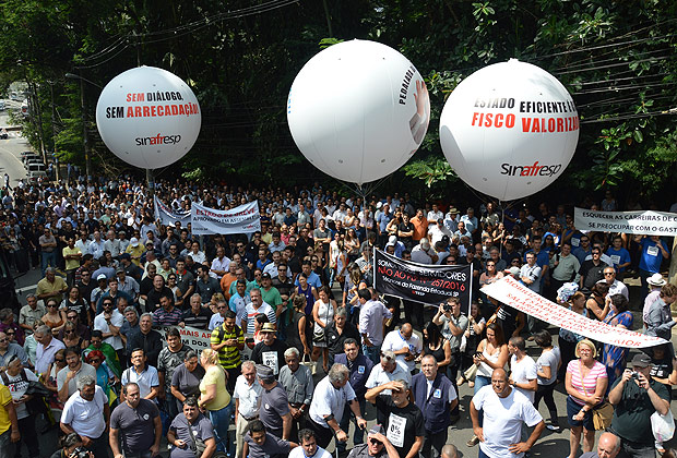 Servidores paulistas protestam nesta segunda (4) em frente ao Palcio dos Bandeirantes, em So Paulo