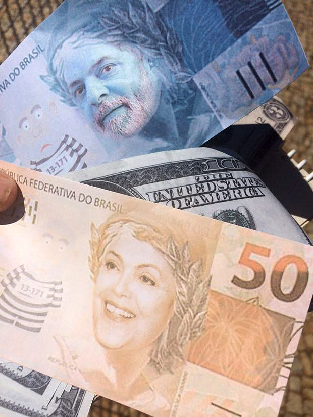 Deputados entregam notas falsas estampadas com Lula, Dilma e pixulecos