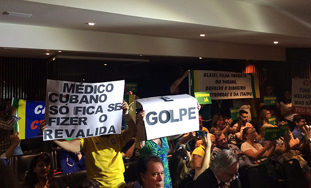 Manifestantes a favor do impeachment gritam e vaiam contra a senadora Gleisi Hoffmann (PT-PR) em audincia pblica na Assembleia Legislativa em Curitiba