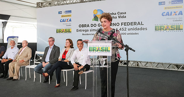 Presidenta Dilma Rousseff durante cerimônia de entrega de unidades habitacionais no Rio de Janeiro/RJ e entregas simultâneas em Balsas/MA, em Canaã dos Carajás/PA, em Tailândia/PA, em Jaciara/MT e em Belo Horizonte/MG. (Santa Cruz - RJ, 08/04/2016) ***DIREITOS RESERVADOS. NO PUBLICAR SEM AUTORIZAO DO DETENTOR DOS DIREITOS AUTORAIS E DE IMAGEM***
