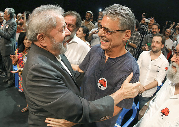 O ex-presidente Lula cumprimenta o compositor Chico Buarque durante ato contra o impeachment no RJ