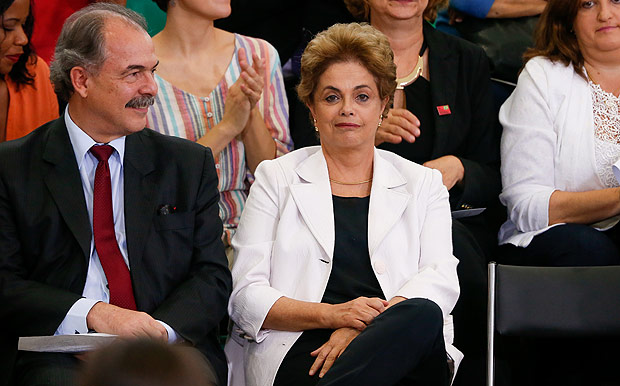 A presidente Dilma Rousseff, acompanhada do ministro Aloizio Mercadante (Educao)