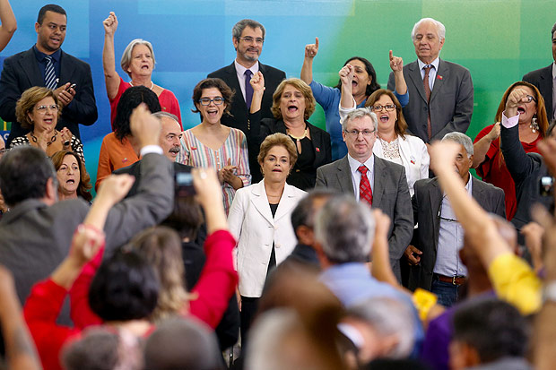A presidente Dilma, acompanhada dos ministros Aloizio Mercadante e Celso Pansera em evento