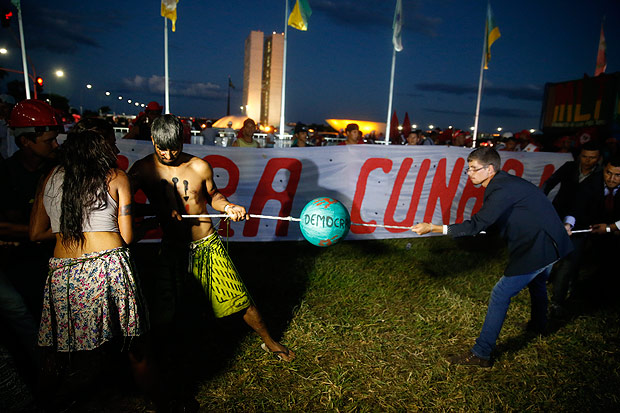 BRASILIA, DF, 13-04-2016, Manifestantes do movimento sem-terra (MST), pro governo, realiza ato em frenta ao Congresso Nacional. (Foto: Diego Padgurschi/Folhapress, PODER)