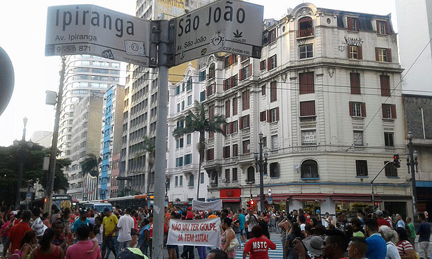 Protesto na esquina da Ipiranga com a So Joo