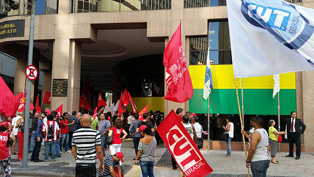 Manifestaoem frente a Firjan no Rio