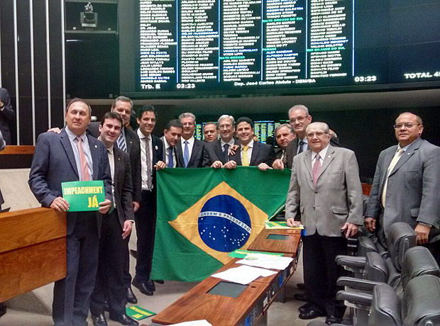 Bancada do PSDB posa para foto no plenrio da Cmara enquanto ao fundo Jos Carlos Aleluia (DEM-BA) discursa pelo impeachment
