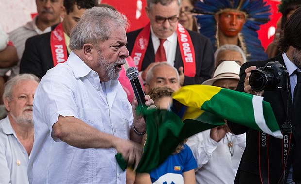 BRASILIA, DF, BRASIL - 16-04-2016: O ex-presidente Lula durante evento com movimentos sociais no acampamento dos contra o impeachment. (Diego Padgurschi /Folhapress - (PODER)