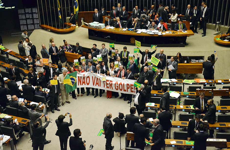 BRASILIA, DF, BRASIL, 15/04/2016,Governista contra impeachment estendem faixa escrito não vai ter golpe no plenario durante sessão. (Foto: Renato Costa/Folhapress, PODER)