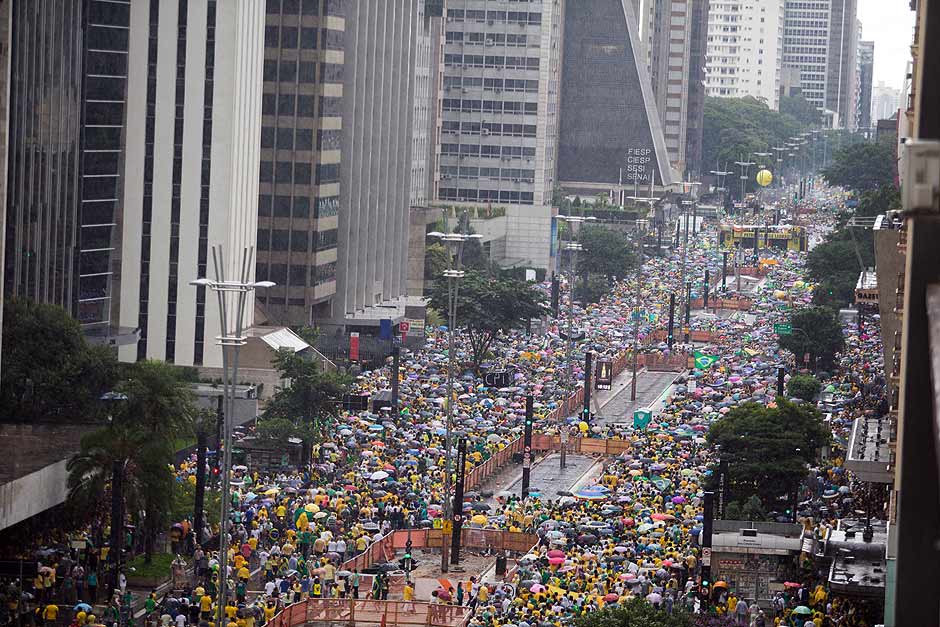 SAO PAULO - SP - 15.03.2014 - Manifestacao na avenida Paulista contra o governo Dilma (PT) reuniu cerca de 210 mil pessoas, segundo o Datafolha. (Foto: Danilo Verpa/Folhapress, PODER)