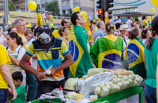 Foto: Renato Kawasaki/LeitorManifestantes acompanham a votao do pedido de impeachment na av. Paulista.
