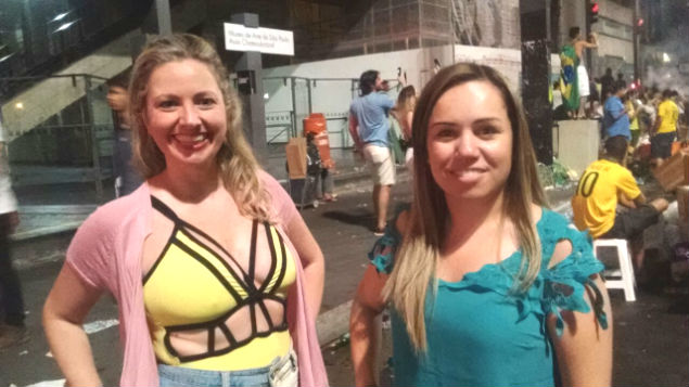 As amigas Delaine Afonso, 32, e Isabele Justo, 35, vieram para a Paulista s na reta final da votao