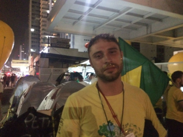 SO PAULO - o gerente comercial Maurcio Fungaro Pelosi, 28, passou um ms acampado na Paulista antes de ver o impeachment. Depois do ltimo voto, estava sentado em uma cadeira, bastante emocionado. 