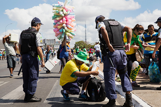 Manifestantes so revistados pela polcia antes de entrar na Esplanada dos Ministrios em Braslia